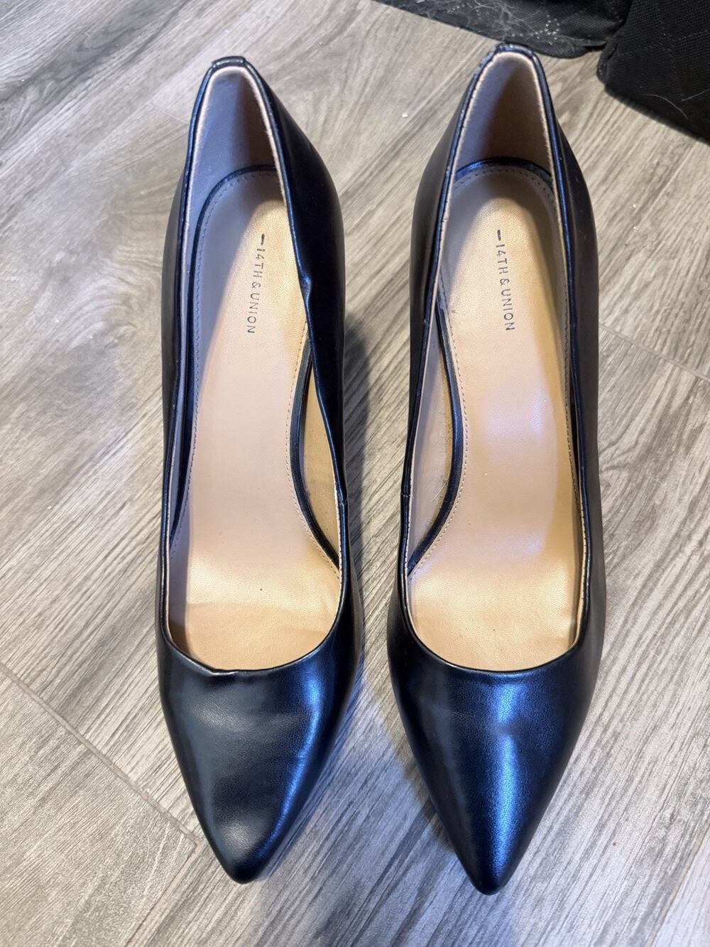 14th & Union black leather pumps classic pointy toes & stiletto heels US 10M